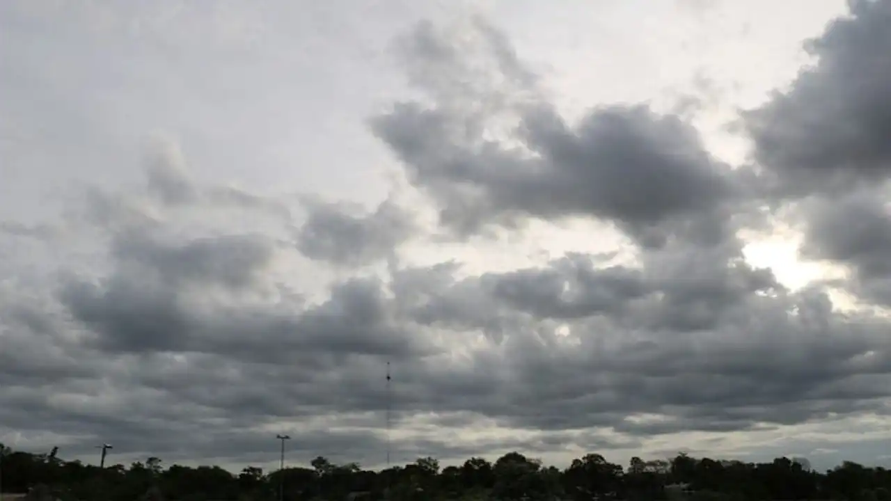 توقعات طقس الأحد تشير إلى تقلبات جوية وأمطار مرتقبة في عدة مناطق